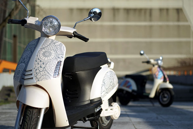 Електрични скутер лети као „мотогуци“ (ФОТО)